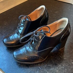 Clark’s Artisan dress shoes. 6.5M.